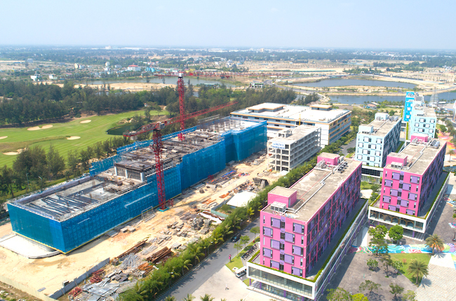 Hình ảnh bên trong dự án Cocobay Đà Nẵng với những tòa nhà nhiều màu sắc, có tòa xây dựng dở dang