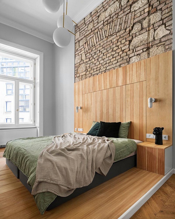 Hình ảnh phòng ngủ ấm áp với tường gạch mộc, sàn gỗ, chăn nệm