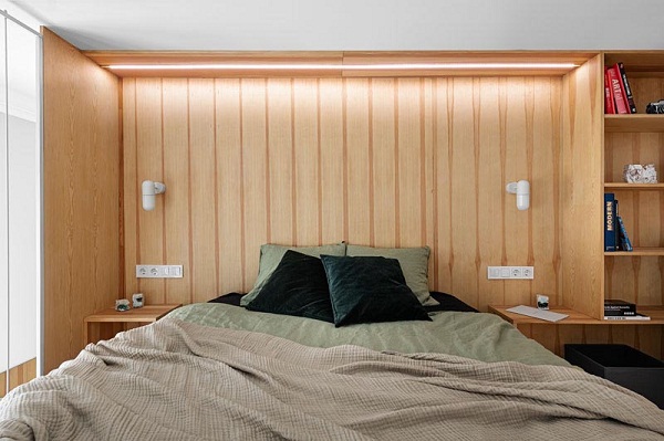 Hình ảnh phòng ngủ với tường đầu giườn ốp gỗ tự nhiên tông màu sáng giúp gia tăng cảm giác ấm áp cho người dùng.
