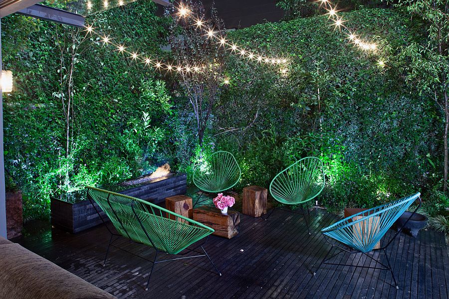 Góc thư giãn nơi góc vườn với tường cây, dải đèn LED, bàn ghế kim loại đẹp