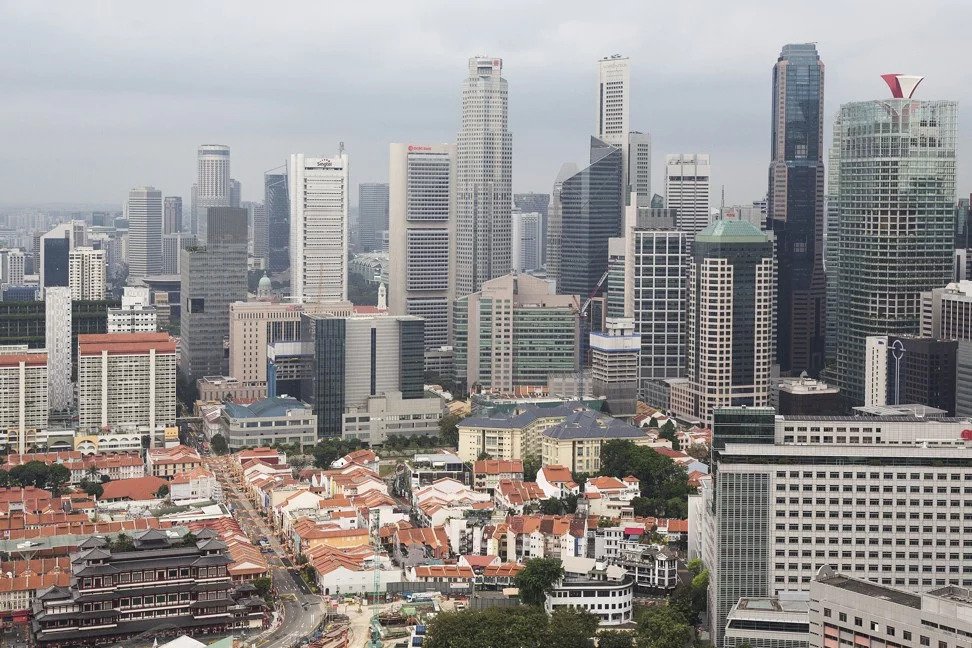 Hình ảnh một góc thành phố ở Singapore với những tòa nhà cao tầng xen kẽ khu dân cư thấp tầng