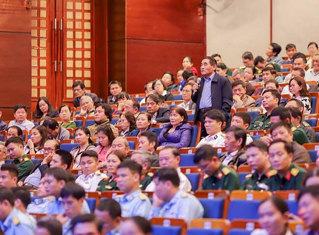 Cử tri Nguyễn Quang Nga đặt câu hỏi tại buổi tiếp xúc ngày 3/12/2019, xung quanh có rất nhiều đại biểu