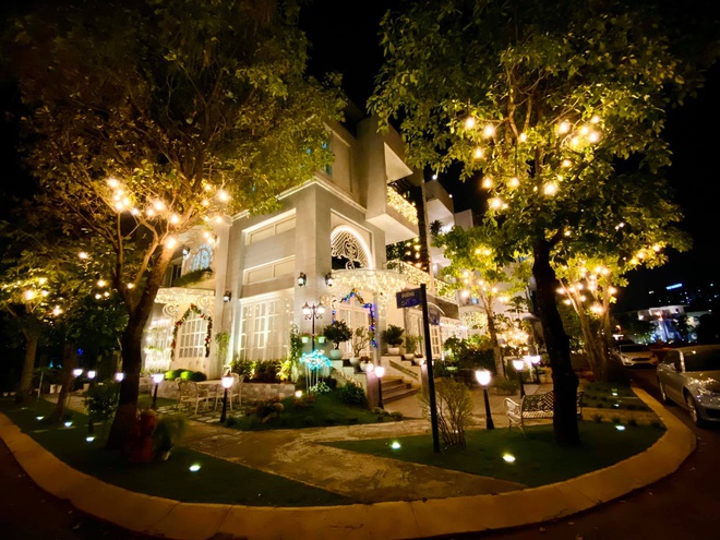 Hình ảnh khung cảnh sân vườn biệt thự được trang trí đèn LED lộng lẫy đón giáng sinh