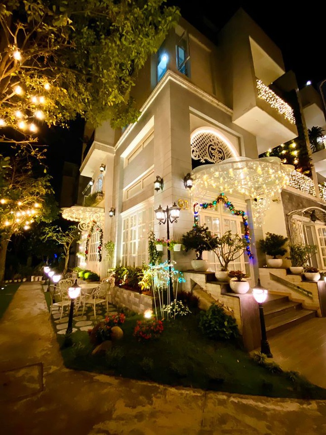 Hình ảnh bên ngoài biệt thự của vợ chồng Thúy Hạnh - Minh Khang được trang trí rất nhiều bóng đèn điện