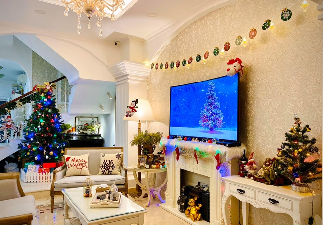 Hình ảnh phòng khách hiện đại, ngập tràn không khí Noel với cây thông, tuần lộc, tivi,đèn chùm