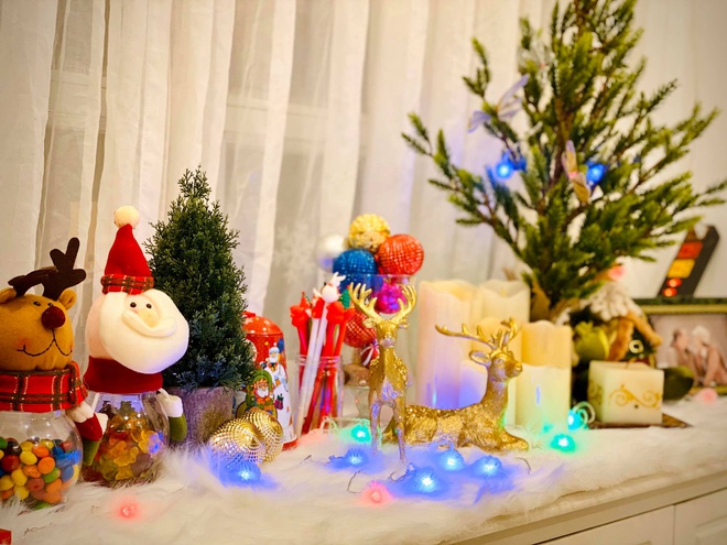 Góc trang trí với cây thông, ông già Noel, tuần lộc, đèn LED