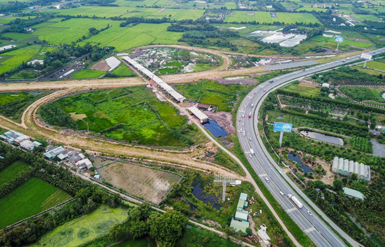 Hình ảnh đoạn tuyến cao tốc Trung Lương - Mỹ Thuận nhìn từ trên cao với xung quanh là ruộng đồng, cây cối xanh mướt