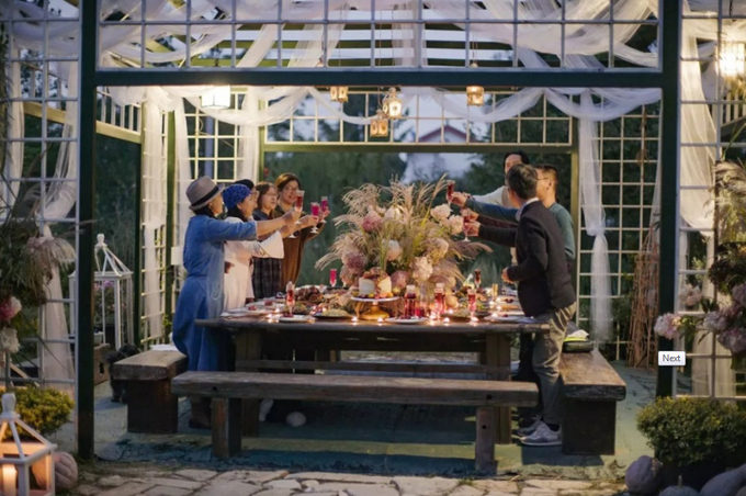 Hình ảnh một bữa tiệc ấm áp, thú vị trong ngôi nhà đặt giữa sân vườn cổ tích