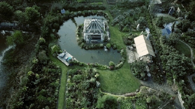 Hình ảnh toàn cảnh khu vườn cổ tích nhìn từ trên cao với rất nhiều cây cối, ao nước, ngôi nhà