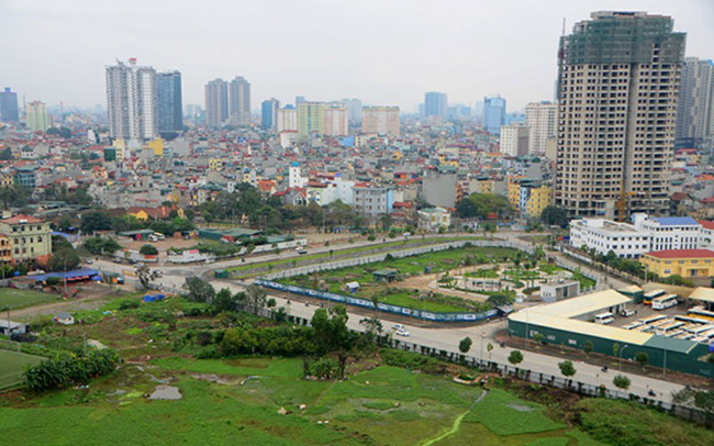 Hình ảnh một góc TP. Hà Nội với những tòa nhà cao tầng xen kẽ khu dân cư thấp tầng, những ô đất cỏ mọc xanh rờn