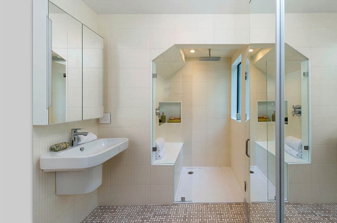 Hình ảnh cận cảnh phòng tắm hiện đại, nội thất màu trắng chủ đạo, khung gương lớn