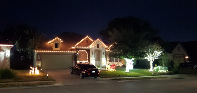 Hình ảnh biệt thự của Quách Thành Danh được trang trí lộng lẫy đón Giáng sinh với đèn LED trên mái, gắn trên cây, thảm cỏ, ô tô