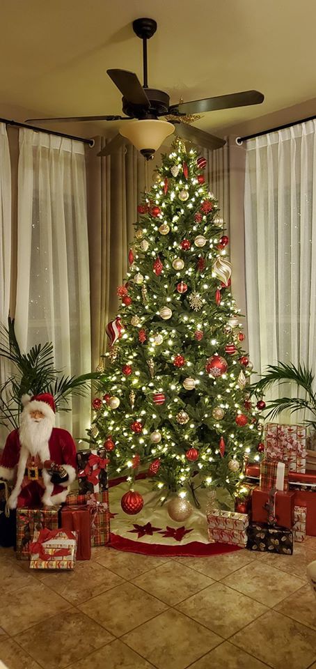 Hình ảnh cận cảnh cây thông Noel được trang trí với đèn, hộp quà, hình ảnh ông già tuyết