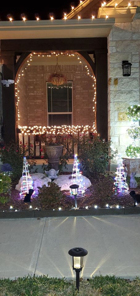 Hình ảnh cận cảnh góc sân vườn được trang trí Noel lộng lẫy với ánh đèn LED