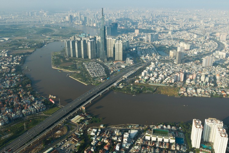 Hình ảnh một góc TP.HCM nhìn từ trên cao với những tòa nhà cao tầng san sát, khu dân cư dày đặc hai bên sông