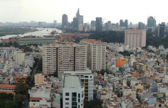 Hình ảnh một góc TP.HCM với những tòa nhà cao tầng xen kẽ khu dân cư thấp tầng dày đặc