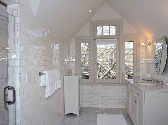 Hình ảnh sắc trắng chủ đạo mang đến vẻ đẹp hiện đại, sang trọng cho không gian phòng tắm.