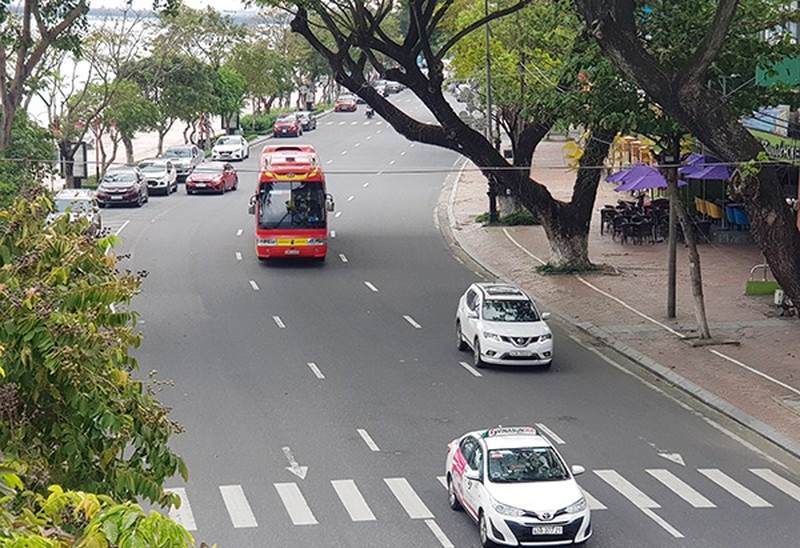 Hình ảnh một tuyến đường tại Đà Nẵng với rất nhiều ô tô qua lại, hai bên trồng nhiều cây xanh lớn