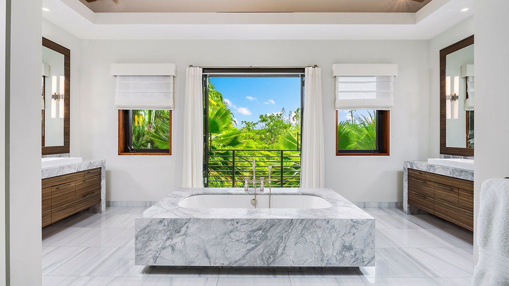hình ảnh phòng tắm biệt thự sang trọng với bồn tắm, sàn, mặt kệ lát đá cẩm thạch, cửa sô kính