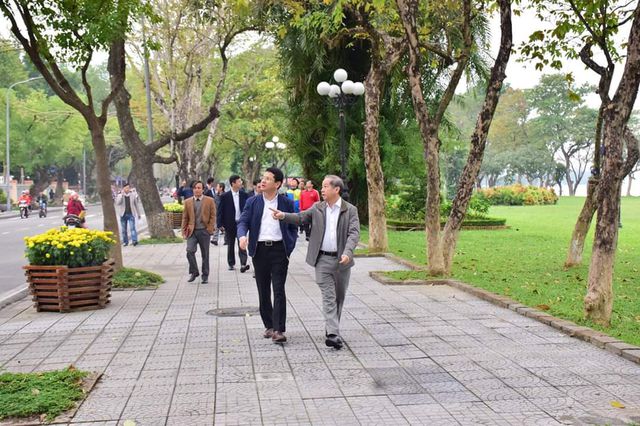 Hình ảnh Chủ tịch UBND tỉnh Phan Ngọc Thọ (phải), Chủ tịch UBND TP. Huế - Hoàng Hải Minh (trái) và các trưởng phòng ban đi khảo sát tình hình thực tế tại các trục đường TP. Huế, hai bên đường trồng nhiều cây xanh