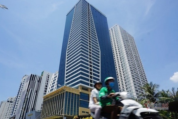 Hình ảnh công trình Tổ hợp khách sạn Mường Thanh Đà Nẵng nhìn từ dưới lên, xe máy chạy qua