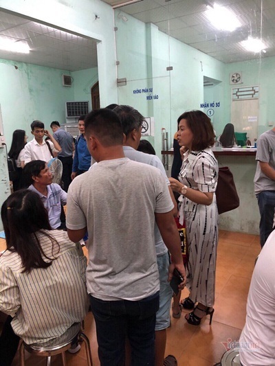 Hình ảnh đông đảo khách hàng tới phòng công chứng huyện Nhơn Trạch giao dịch mua bán đất nền.