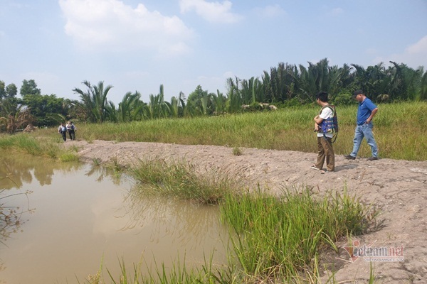 Hình ảnh nhà đầu tư đi xem đất nông nghiệp ở Nhơn Trạch