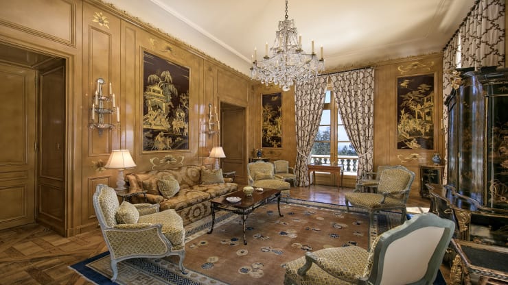 Hình ảnh một trong những phòng khách trong biệt thự được ốp gỗ tự nhiên sang trọng, trang trí bằng tranh sơn mài ấn tượng.