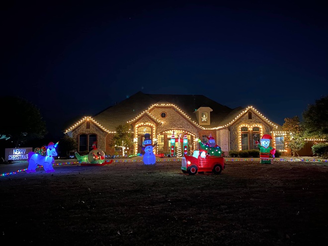 Hình ảnh toàn cảnh biệt thự của ca sĩ Hồng Ngọc trước thềm Giáng sinh với đèn LED lấp lánh, ông già Noel, người tuyết, tuần lộc ngay lối vào nhà