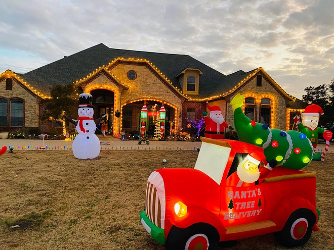 Hình ảnh toàn cảnh mặt tiền biệt thự được trang trí lộng lẫy đón Noel với người tuyết, xe tuần lộc, đèn LED gắn trên mái nhà