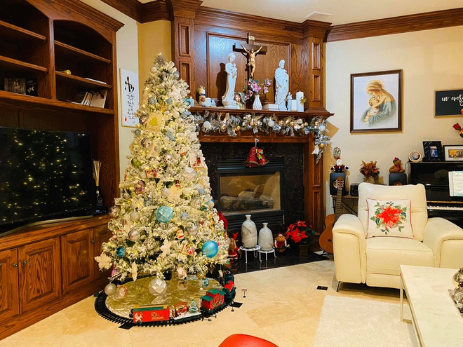 Hình ảnh cây thông Noel được đặt ở góc trang trọng trong phòng khách với nhiều bông tuyết, chùm đèn, thiếp trang trí bắt mắt.