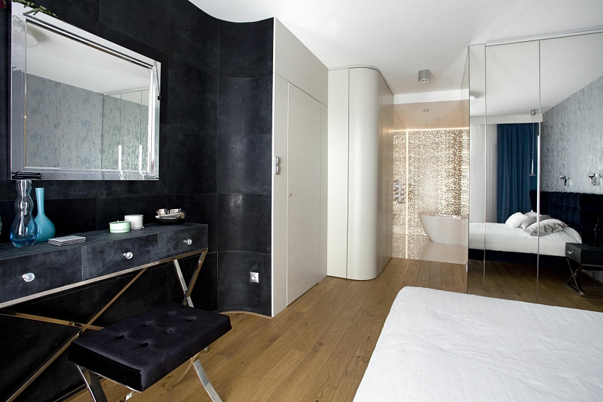 Hình ảnh bên trong phòng ngủ với tường màu đen, gương lớn, phòng tắm khép kín