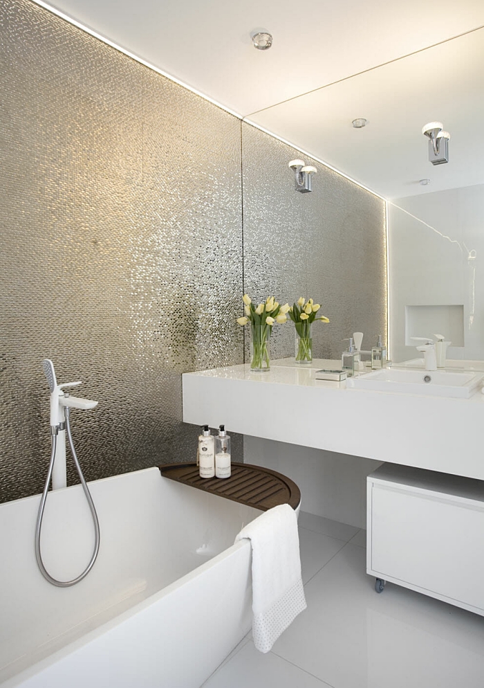 Hình ảnh gạch ốp tường khảm kim loại mang đến vẻ đẹp sang trọng, thanh lịch cho phòng tắm.