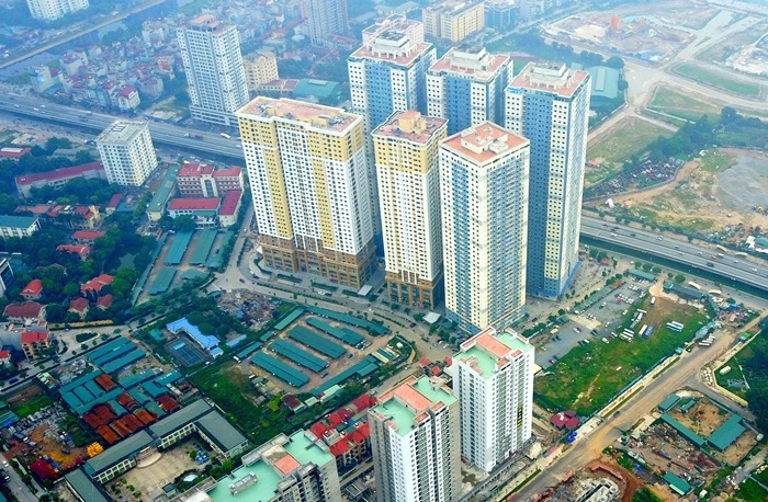 Hình ảnh một góc Hà Nội nhìn từ treencao với những tòa nhà cao tầng xen kẽ khu dân cư thấp tầng, cây xanh, đường sá