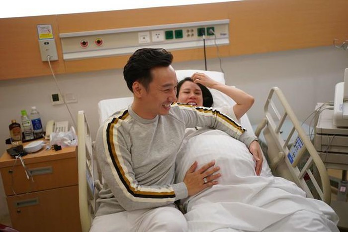 Ảnh chụp vợ chồng MC Thành Trung trong phòng chờ sinh