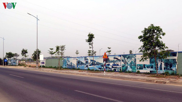 Hình ảnh bên ngoài một dự án khu đô thị ở Quảng Ngãi được quây tôn, bên cạnh là đường nhựa, cây xanh