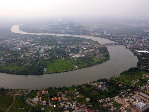  Hình ảnh một góc tỉnh Đồng Nai nhìn từ trên cao với sông ngòi, các khu dân cư thấp tầng, xen kẽ cây xanh