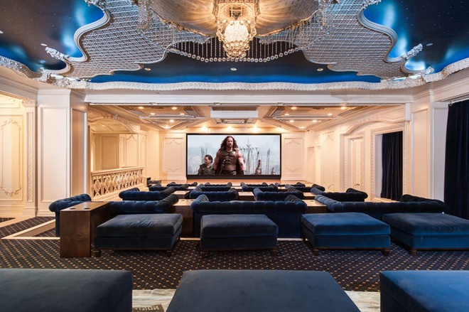 Hình ảnh rạp chiếu phim tại nhà với 50 ghế ngồi bọc nệm màu xanh dương, trần nhà trang trí ấn tượng