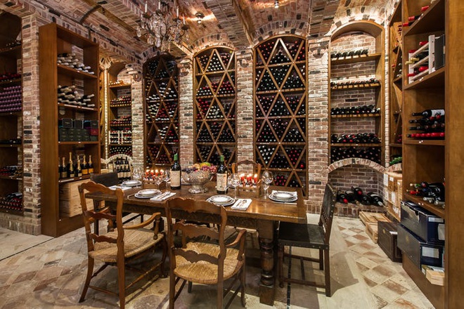 Hình ảnh hầm rượu cổ điển sức chứa 3.00o chai, tường gạch, kệ gỗ, đèn chùm trang trí, bàn nếm rượu