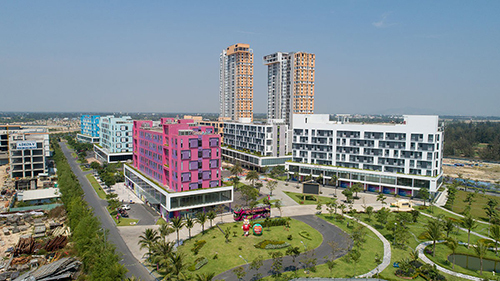 Hình ảnh bên trong dự án condotel Cocobay Đà Nẵng với những tòa nhà nhiều màu sắc, khuôn viên cây xanh, vườn hoa...