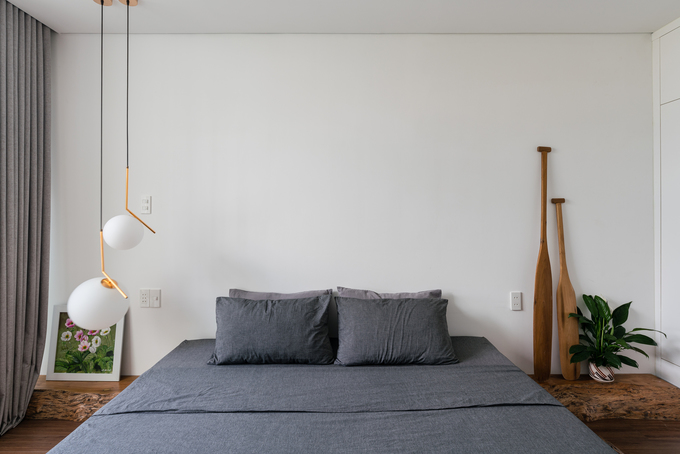 Hình ảnh không gian phòng ngủ được bài trí tối giản với tông màu trung tính chủ đạo