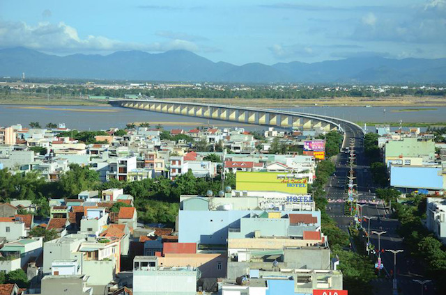 Hình ảnh một góc tỉnh Phú Yên nhìn từ cao với các khu dân cư thấp tầng, cầu bắc qua sông, xa xa là những dãy núi
