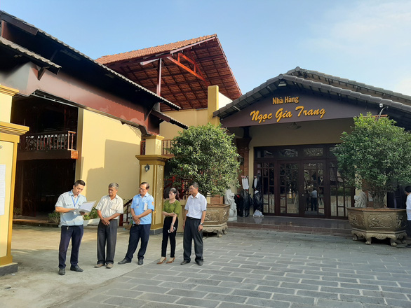 Hình ảnh một nhóm người đứng trước cửa nhà hàng trong resort Gia Trang
