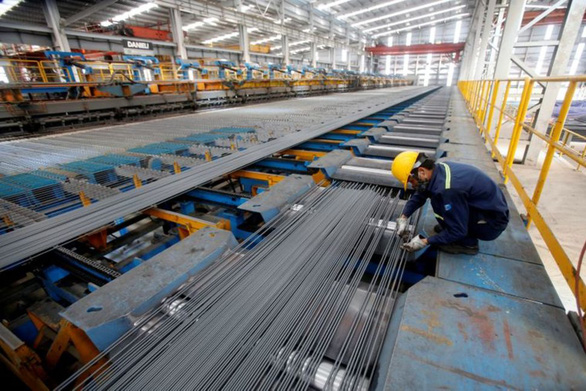Hình ảnh bên trong một nhà máy sản xuất thép tại Việt Nam, công nhân đang ngồi làm việc