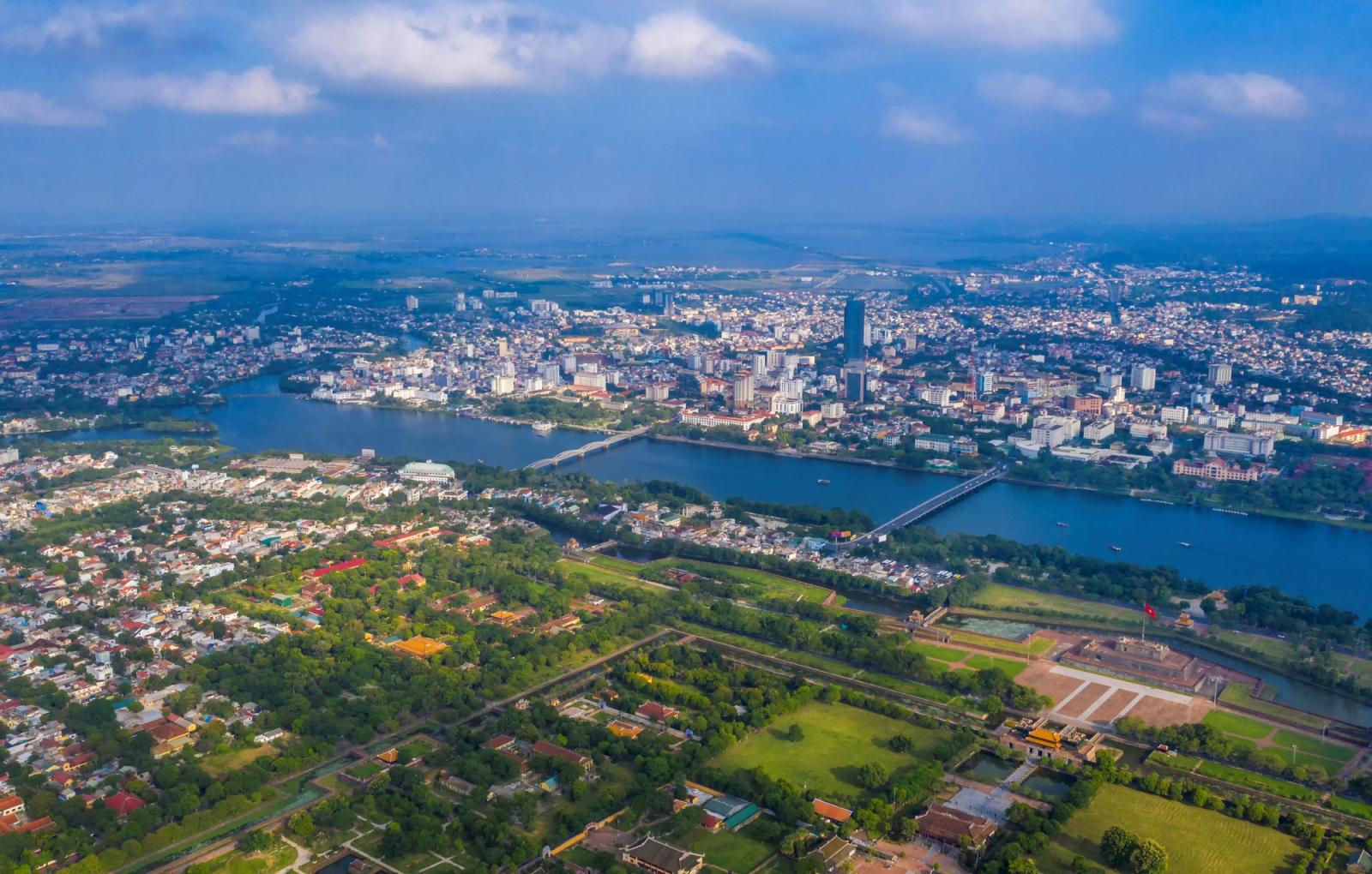Hình ảnh một góc thành phố Huế nhìn từ trên cao với các khu dân cư thấp tầng hai bên bờ sông Hương