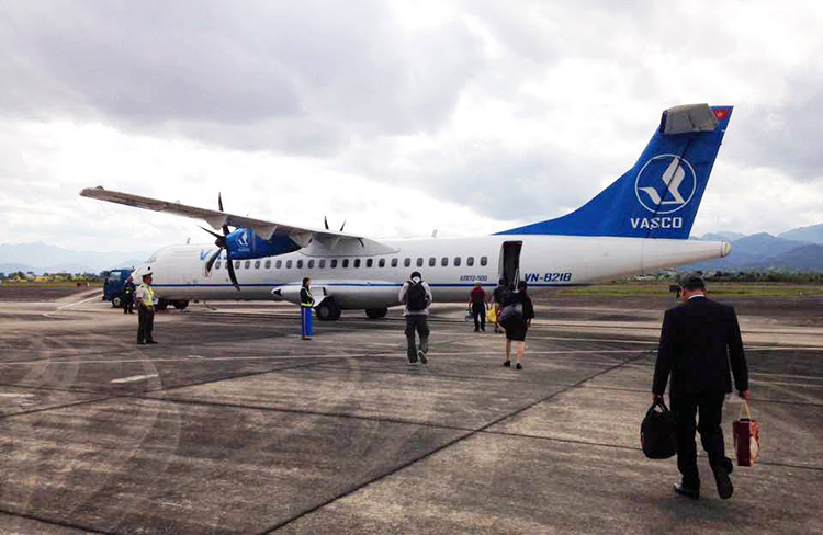 Hình ảnh cận cảnh máy bay đang đỗ ở sân bay Điện Biên, hành khách, phi hành đoàn chuẩn bị lên máy bay
