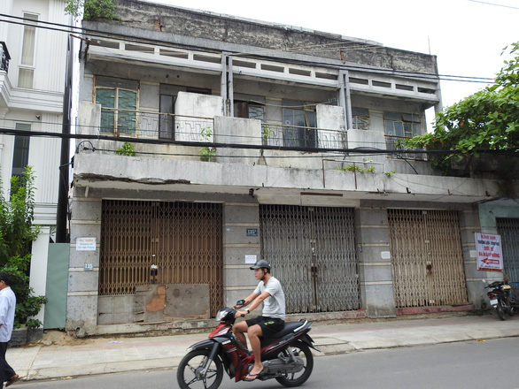 Hình ảnh cận cảnh mặt tiền một khu tập thể xuống cấp, hư hỏng nặng trên địa bàn quận Hải Châu, TP. Đà Nẵng.