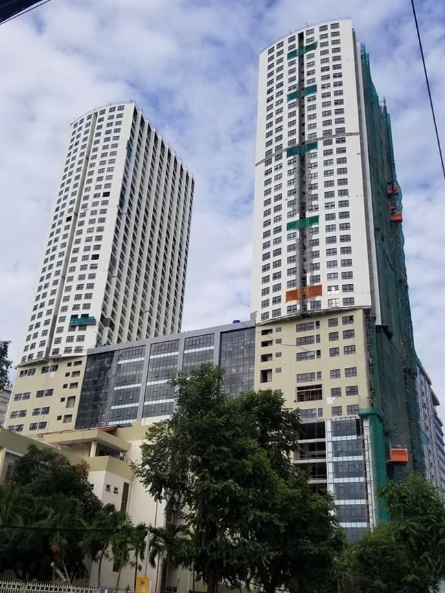 Hình ảnh cận cảnh một tòa chung cư cao tầng đang trong quá trình hoàn thiện