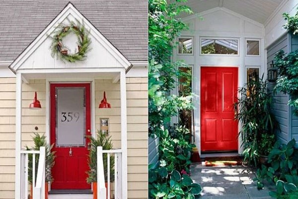 Hình ảnh cận cảnh những cánh cửa vào nhà sơn màu đỏ tươi, nổi bật trên nền tường trắng, mái ngói xám và trang trí cây xanh xung quanh