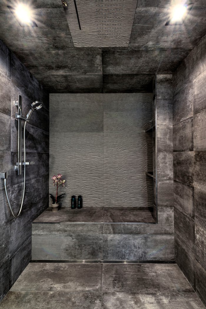 Hình ảnh không gian phòng tắm tông màu xám đen huyền bí mang đến cho gia chủ những trải nghiệm thú vị